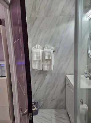 Douche, sèche-cheveux, serviettes fournies, savon