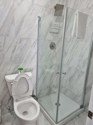 Douche, sèche-cheveux, serviettes fournies, savon