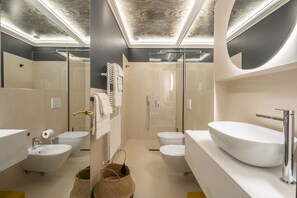 Badewanne, Haartrockner, Handtücher, Shampoo