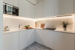 Kühlschrank, Mikrowelle, Herdplatte, Geschirrspüler