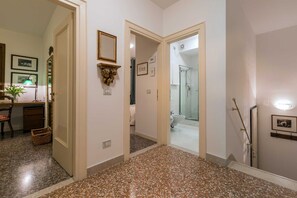 Doccia, asciugacapelli, asciugamani, shampoo