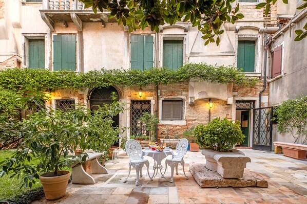 Outdoor dining - Exquisite Renaissance Palazzo with Magnificent Interior (Venecia)