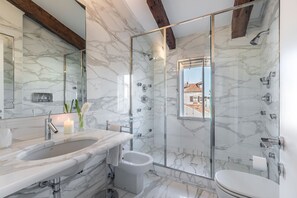 Shower, hair dryer, bidet, towels