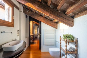 Douche, sèche-cheveux, bidet, serviettes fournies