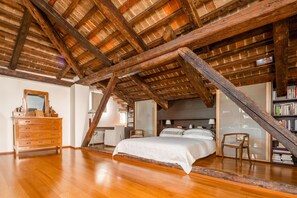 1 bedroom, iron/ironing board, free WiFi, bed sheets - Intimate Grand Canal Penthouse Loft with Terrace (Venecia)