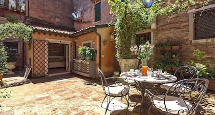 Quiet and Classy Venetian Home with Private Courtyard