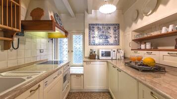 Kühlschrank, Mikrowelle, Ofen, Geschirrspüler