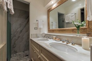 Regadera, secadora de cabello, toallas, shampoo 