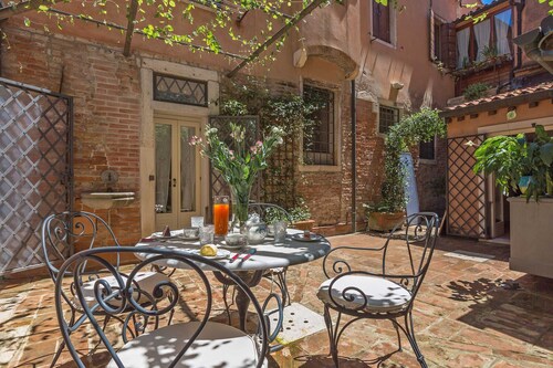 Quiet and Classy Venetian Home with Private Courtyard