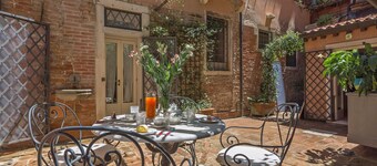 Quiet and Classy Venetian Home with Private Courtyard