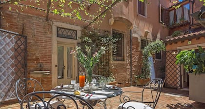 Quiet and Classy Venetian Home with Private Courtyard
