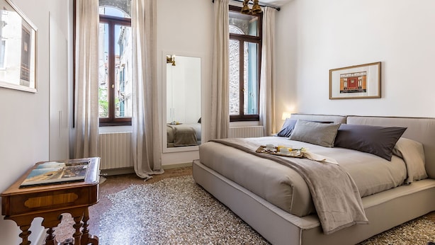 Room - Spacious and Charming Apartment Near Fenice Theatre (Venecia)