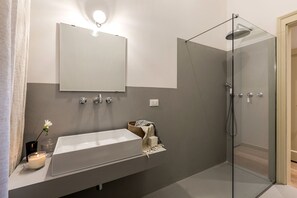 Dusche, Haartrockner, Handtücher, Shampoo