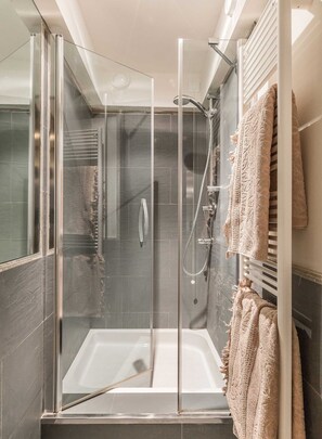Badewanne, Haartrockner, Handtücher, Shampoo