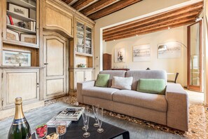 TV - Graceful Home Surrounded by Gardens at the Accademia (Venecia)