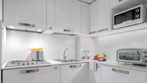 Wasserkocher mit Kaffee-/Teezubehör, Kühlschrank, Mikrowelle