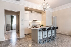 ثلاجة، ميكروويف، فرن، غسالة أطباق