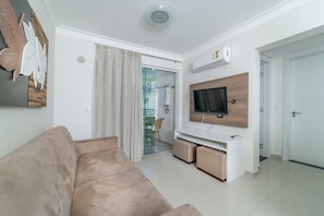 Apartment | Living room | 32-inch LED TV with digital channels, TV - 809 - Aluguel 1 quarto com churrasqueira (Bombinhas)