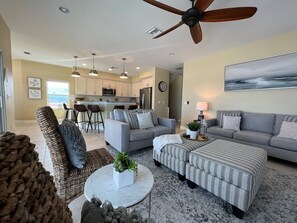 Maison, plusieurs lits, piscine privée, vue océan | Salle de séjour | Télévision de 42 pouces avec chaînes par câble, station d'accueil MP3