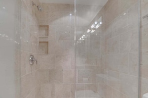 Apartment, 2 Bedrooms | Bathroom | Towels, shampoo