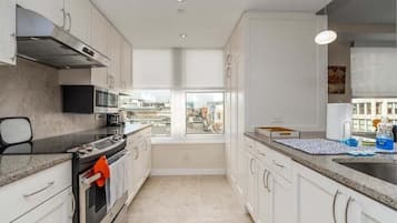 Apartment, 2 Bedrooms | Private kitchen | Fridge, oven, coffee/tea maker, toaster
