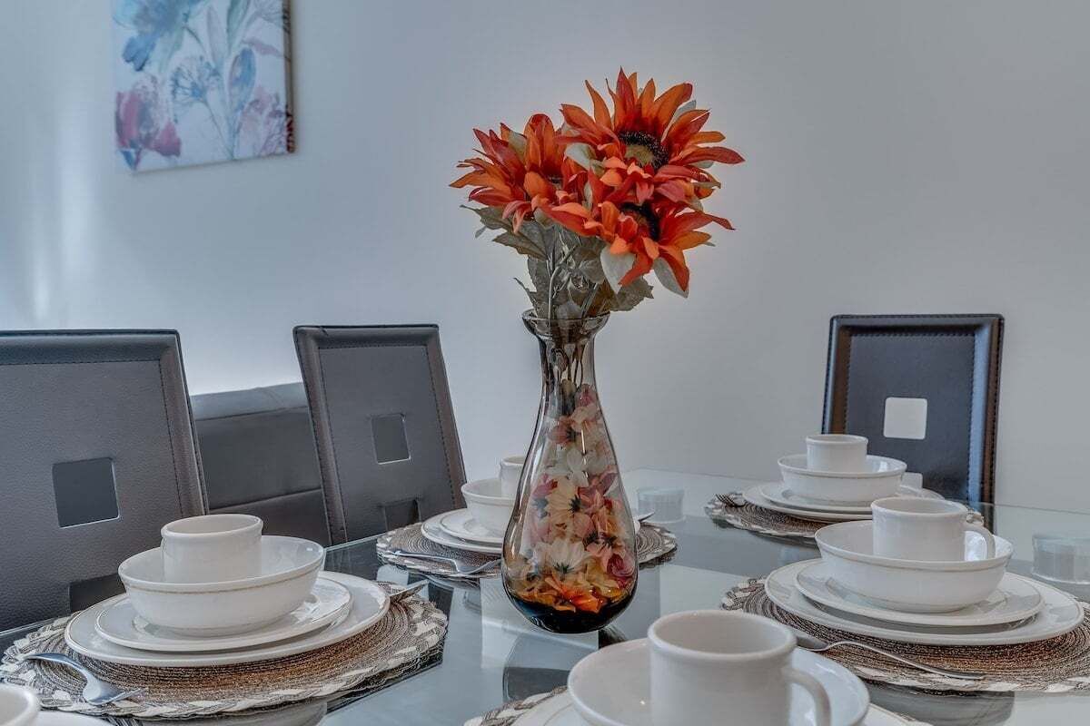 Apartment, 2 Bedrooms | Dining