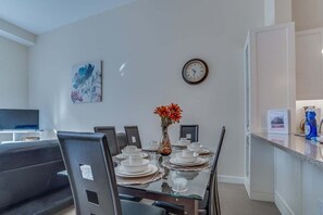 Apartment, 2 Bedrooms | Dining