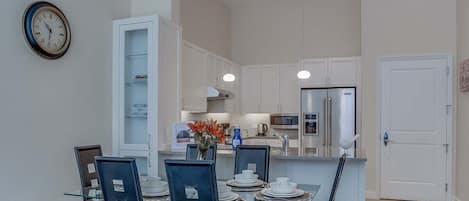 Apartment, 2 Bedrooms | Dining