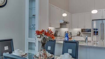 Apartment, 2 Bedrooms | Dining