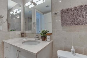 Căn hộ, 2 phòng ngủ | Phòng tắm | Khăn tắm, dầu gội 