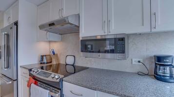 Apartment, 2 Bedrooms | Private kitchen | Fridge, oven, coffee/tea maker, toaster