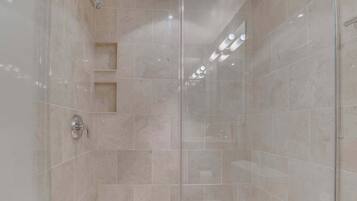 Apartment, 2 Bedrooms | Bathroom | Towels, shampoo
