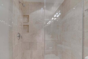 Apartment, 2 Bedrooms | Bathroom | Towels, shampoo