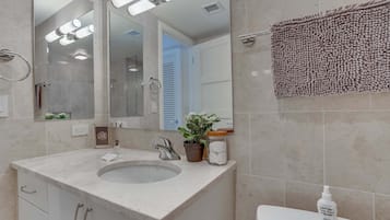 Apartment, 2 Bedrooms | Bathroom | Towels, shampoo