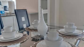 Apartment, 2 Bedrooms | Dining