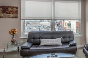 Apartment, 2 Schlafzimmer | Wohnbereich | Fernseher