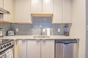 Apartment, 2 Bedrooms | Private kitchen | Fridge, oven, coffee/tea maker, toaster