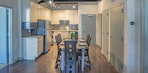Apartment, 2 Schlafzimmer | Eigene Küche | Kühlschrank, Ofen, Wasserkocher mit Kaffee-/Teezubehör, Toaster