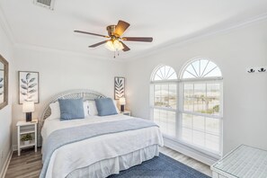 3 bedrooms, iron/ironing board, free WiFi, bed sheets - Gorgeous 3 bedroom, 2.5 bath gulf front townhome on Navarre Beach (Navarre Beach)