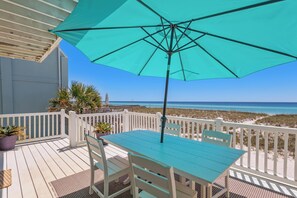 Outdoor dining - Gorgeous 3 bedroom, 2.5 bath gulf front townhome on Navarre Beach (Navarre Beach)