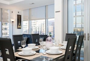 Apartment, 2 Bedrooms | Dining