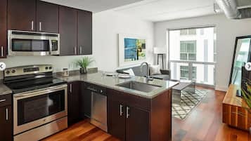 Apartment, 2 Bedrooms | Private kitchen | Fridge, oven, coffee/tea maker, toaster