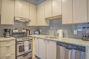 Apartment, 1 Bedroom | Private kitchen | Fridge, oven, coffee/tea maker, toaster