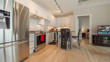 Apartemen, 2 kamar tidur | Dapur pribadi | Lemari es, oven, mesin pembuat kopi/teh, dan pemanggang roti