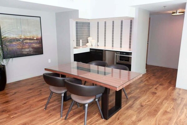 Apartment, 2 Bedrooms | Dining
