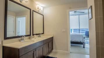 Apartment, 2 Bedrooms | Bathroom | Towels, shampoo, toilet paper