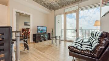 Apartemen, 2 kamar tidur | Ruang keluarga | Smart TV, Netflix, dan layanan streaming