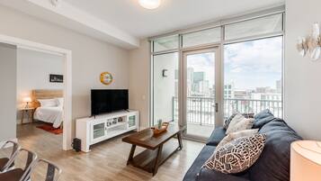 Apartemen, 1 kamar tidur | Ruang keluarga | Smart TV dan layanan streaming