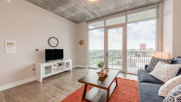 Apartment, 1 Bedroom | Living room | Smart TV, streaming services