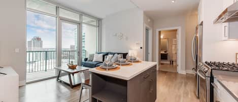 Apartemen, 1 kamar tidur | Ruang keluarga | Smart TV dan layanan streaming